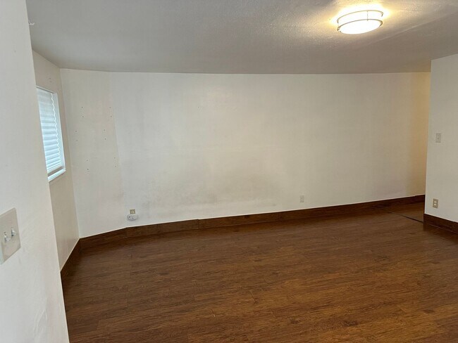 Building Photo - 704 19th Ave