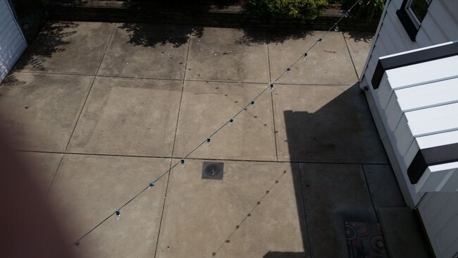 Building Photo - Modern 2 Bed/1 Bath row house with off-str...