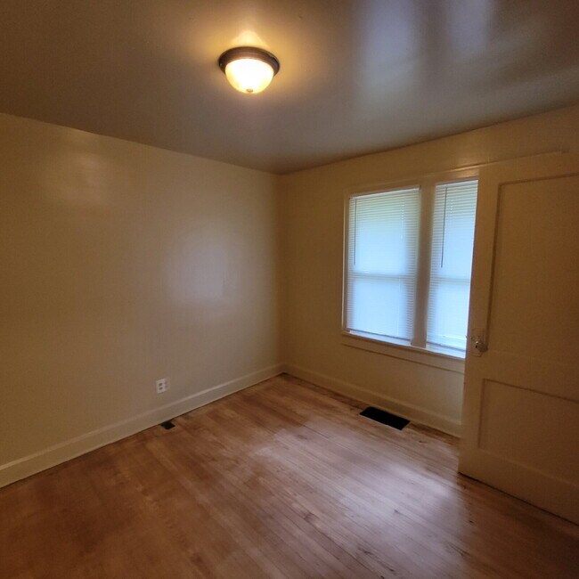 Building Photo - 3 Bedroom Westside Home