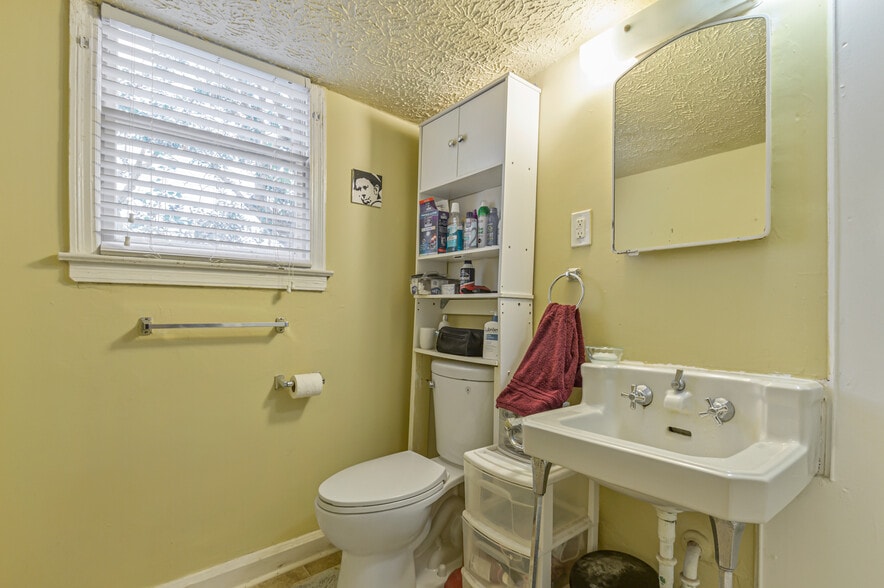 Bathroom - 1377 Scott Blvd