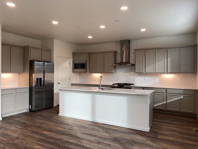 Building Photo - Exquisite 3 Bed 2.5 Bath Single Family Home