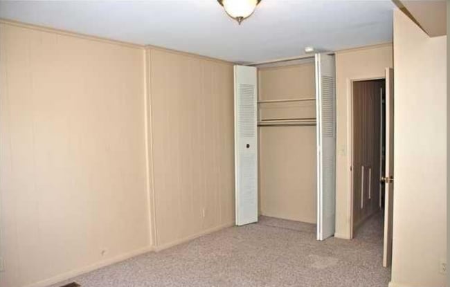 bedroom - 2100 Jefferson Park Ave