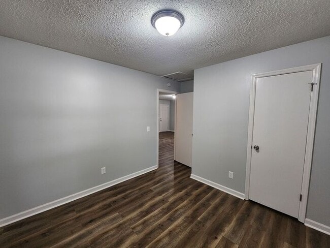 Building Photo - 709 W Creek Cir