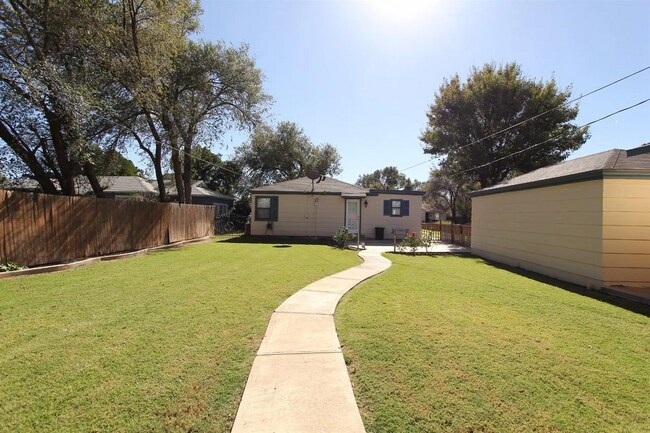 Building Photo - Centrally Located 2/1!