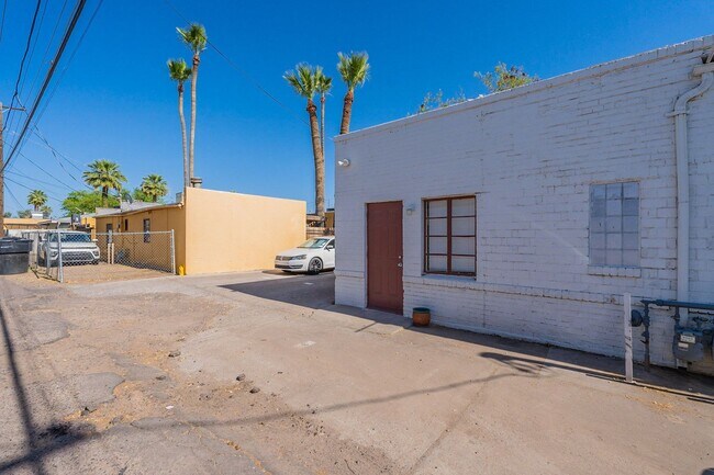 Building Photo - 928 W McDowell Rd