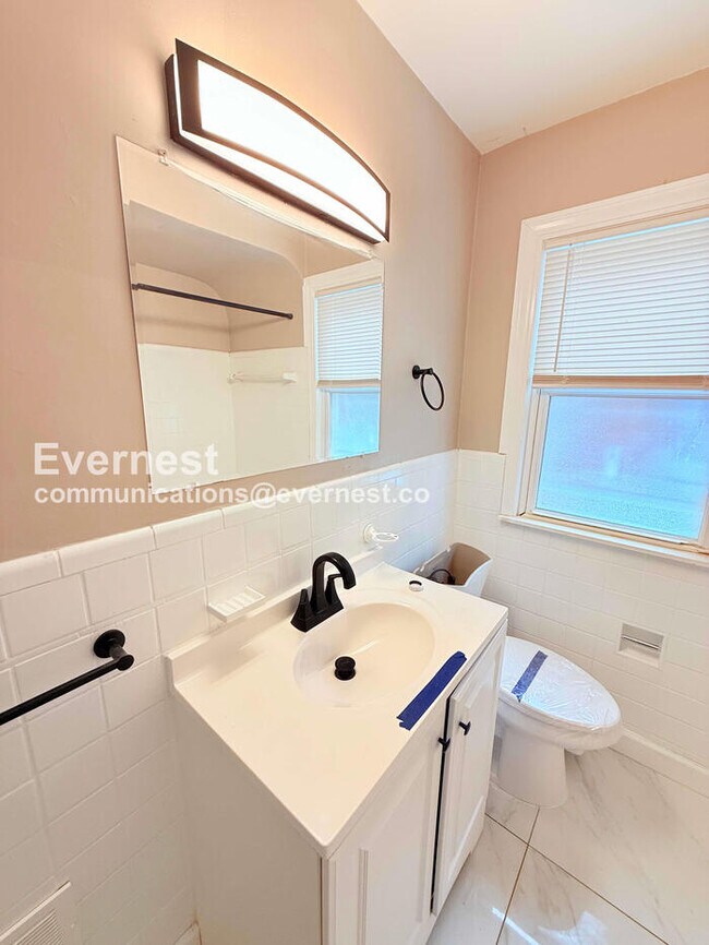 Building Photo - 15472 Lauder St