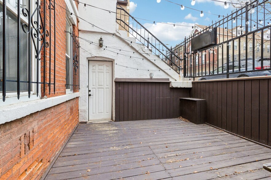 Building Photo - 1254 N Greenview Ave