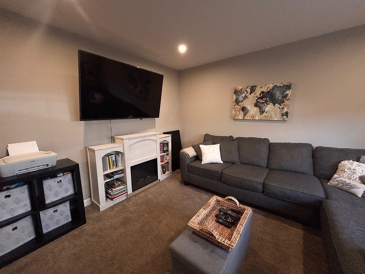 Building Photo - 821 Roselyn Dr