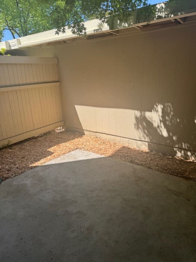 Building Photo - Lovely and Spacious 2BR 2.5BA Condo in Gre...