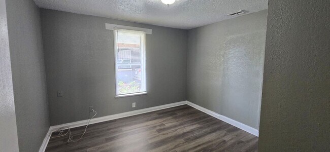Building Photo - Updated 3/1 College Hill Home- Move In Ready!