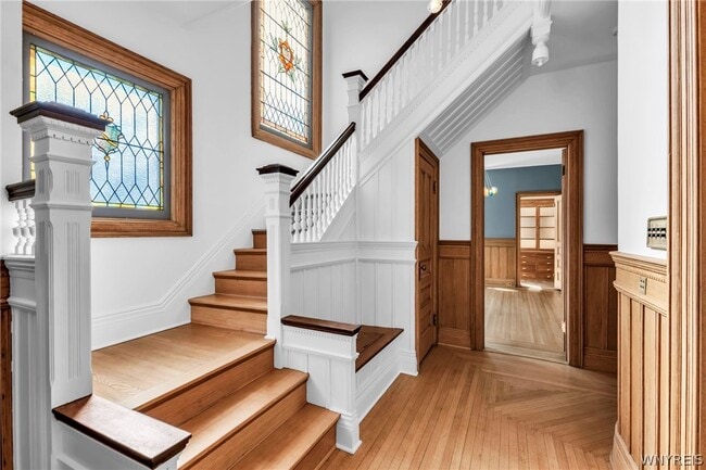 Building Photo - 887 W Ferry St