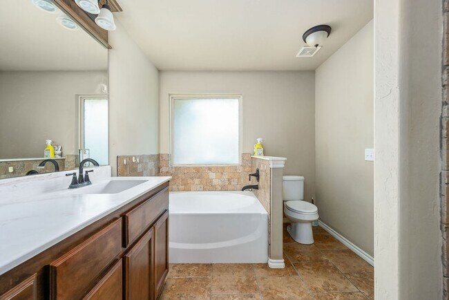 Building Photo - Charming home in Montague + 3 bedrooms + 3 car garage