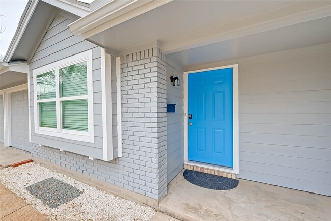 Building Photo - 5330 Hialeah Dr