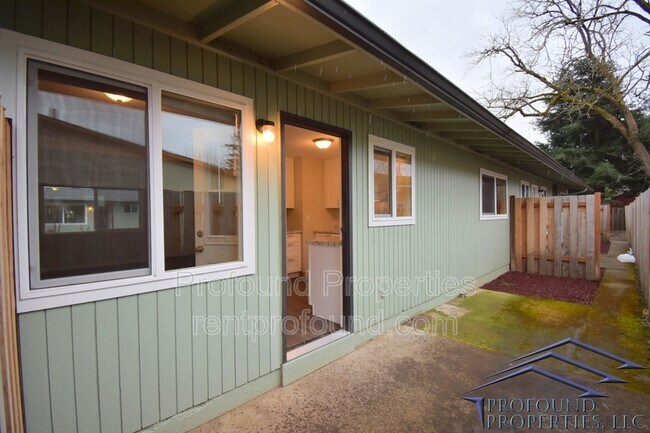 Building Photo - 742 SE 13th Ave