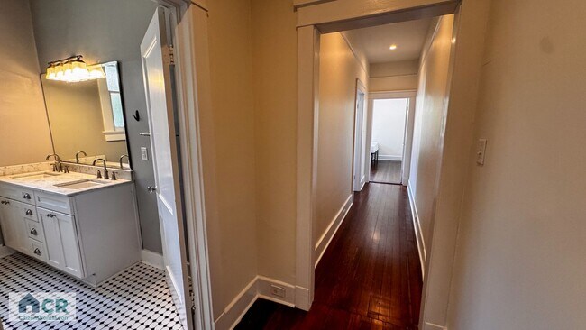 Building Photo - HUGE 9 bedroom house just a few blocks from campus! Text 727-459-4141 for more info.