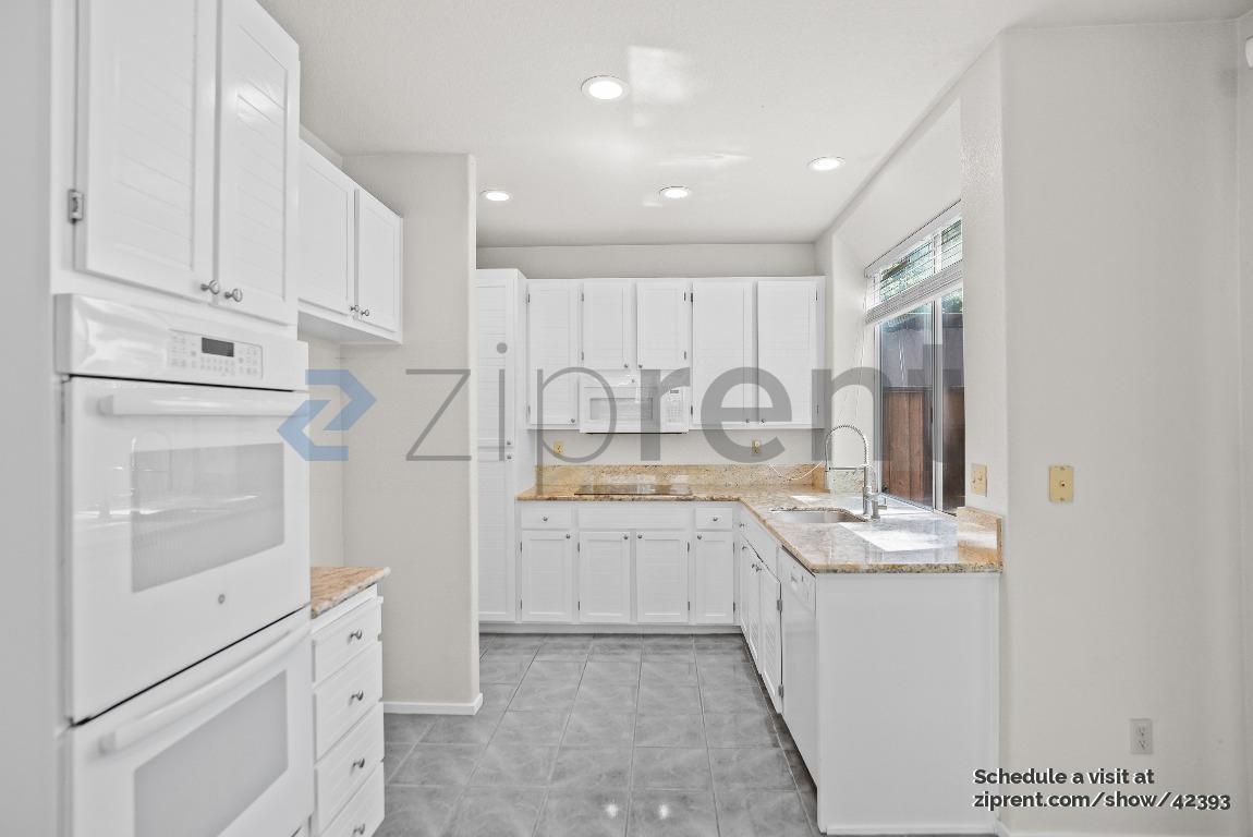 Building Photo - 914 Vista Pointe Dr