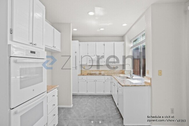 Building Photo - 914 Vista Pointe Dr