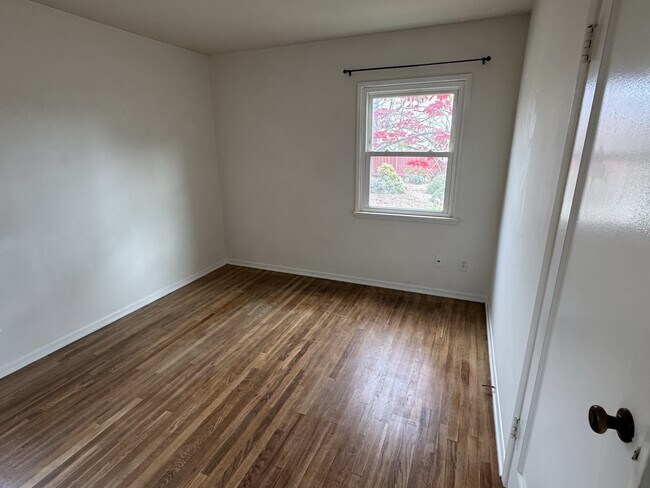 Building Photo - 1914 S Tremont St