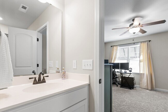 Building Photo - 2 Bed 2.5 Bath Townhome