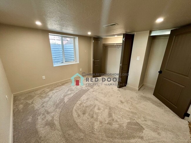 Building Photo - Spacious 5 bedroom, 3 bathroom single-family home.