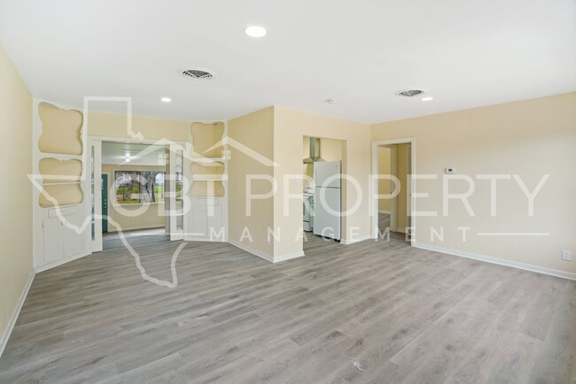 Building Photo - 3 Bedroom 2 Bathroom Home Ready for Move In1