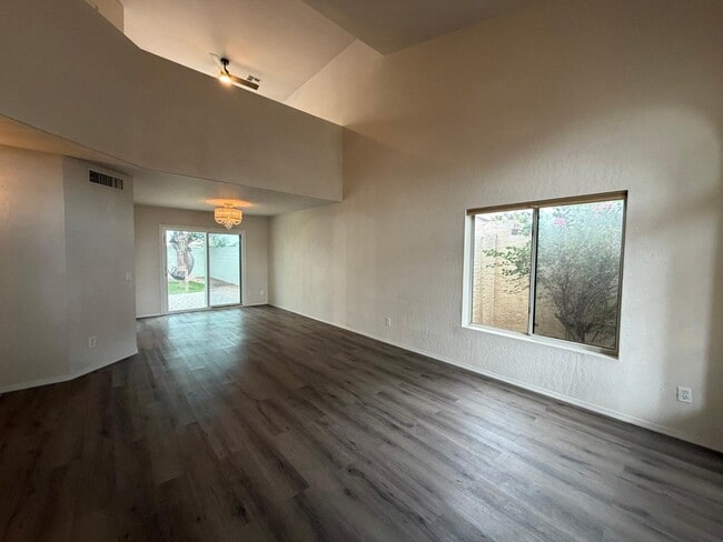 Building Photo - 902 S Surfside Dr