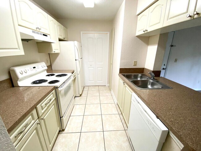 Building Photo - 2550 N Alafaya Trail