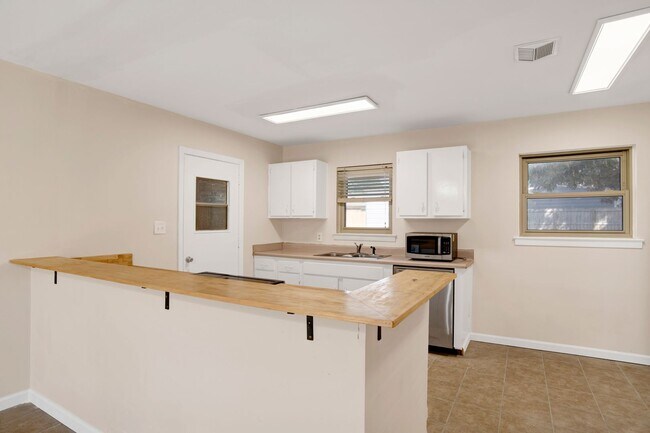 Building Photo - Renovated 3 bedroom home near UWF