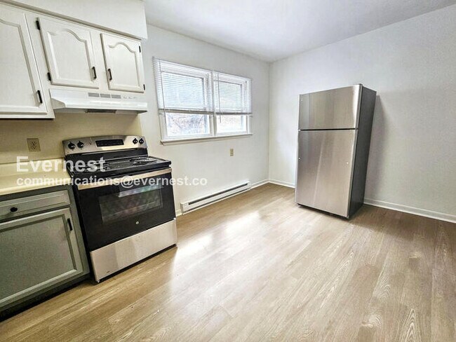 Building Photo - 12806 N Cresap St