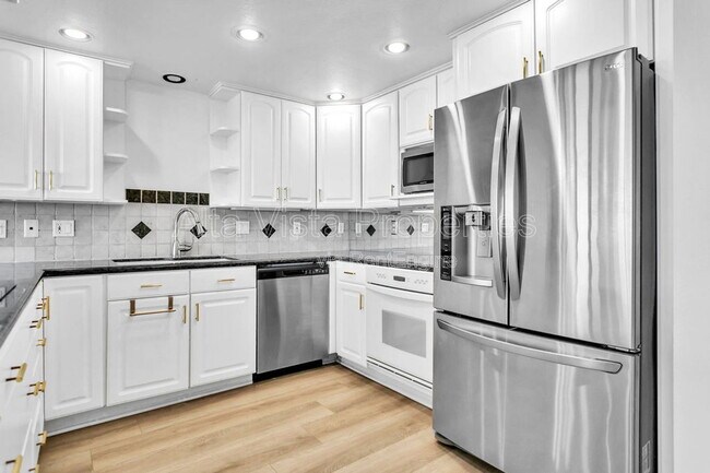 Building Photo - 3916 Riviera Dr