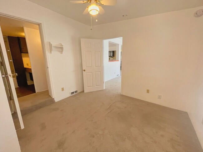 Building Photo - 5709 W Rocking Cir St