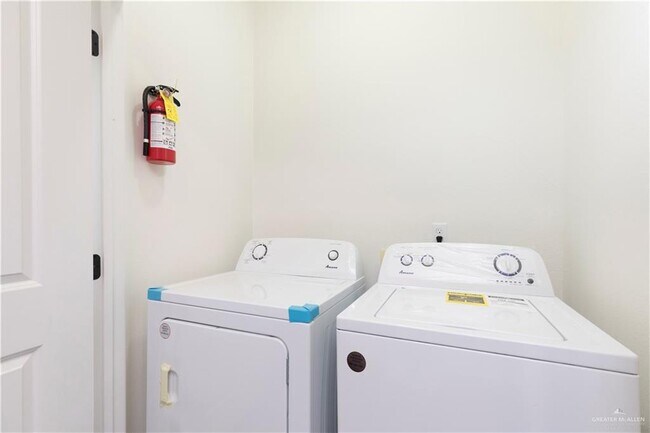 Building Photo - 15 Clarence Dr