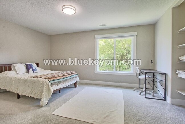 Building Photo - 3 Bed, 2.5 Baths Luxury Home Located Near ...