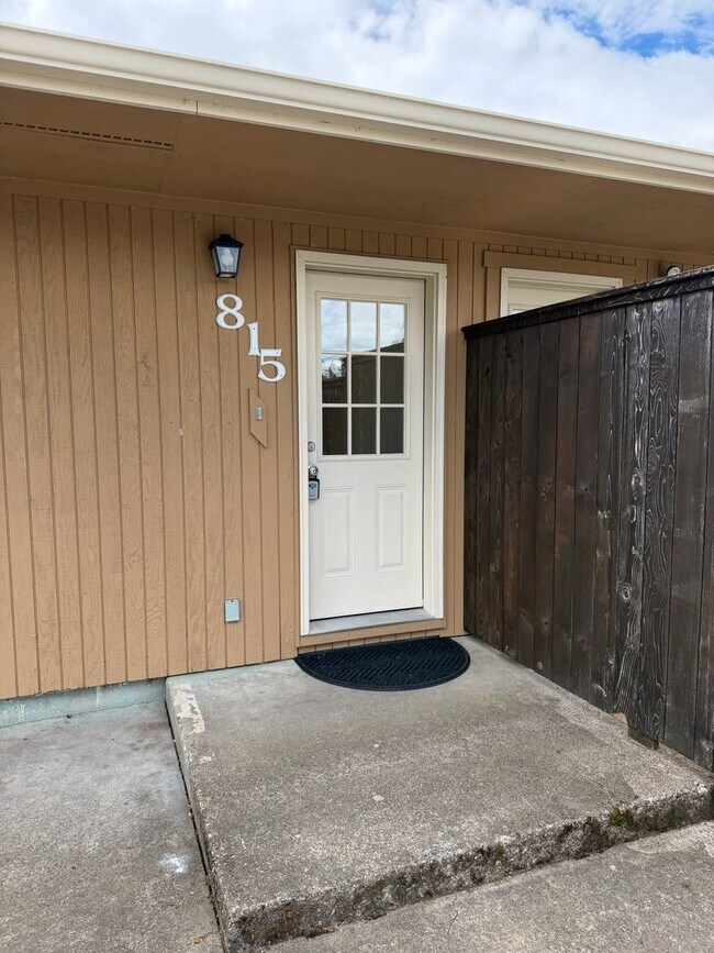 Building Photo - Updated 3 bedroom 1 bath duplex in Junction City!