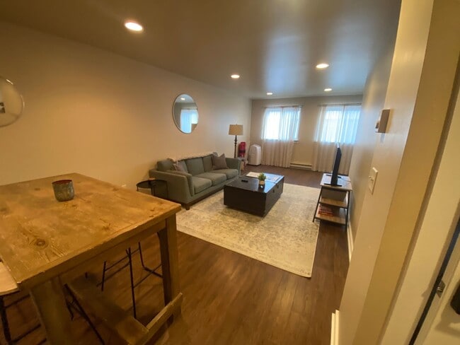 Building Photo - Fully Furnished Cozy Unit in Four Corners!