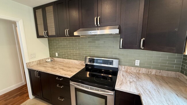 Building Photo - EPIC REA: Charming 2Bed/1Bath Condo w/ Parking
