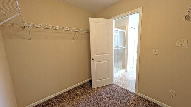 Building Photo - 4 bedroom 2.5 bathroom home