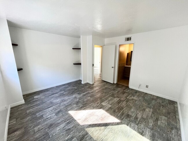 Building Photo - Beautifully Updated 3B 2BA Home w/ AC and ...