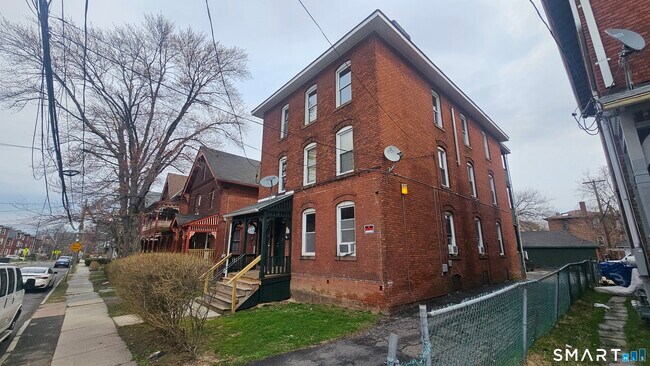 Building Photo - 110 Babcock St