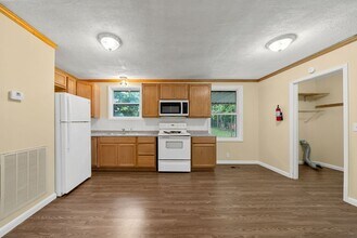 Building Photo - 3 Bedroom Home For Rent Near Needmore Road!