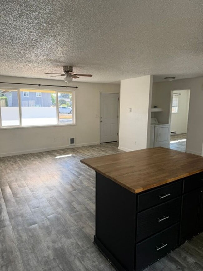 Building Photo - 707 N Holly Dr