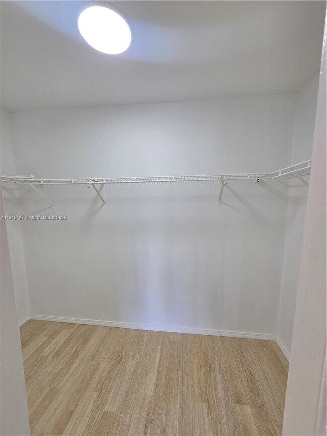 Building Photo - 1000 Parkview Dr