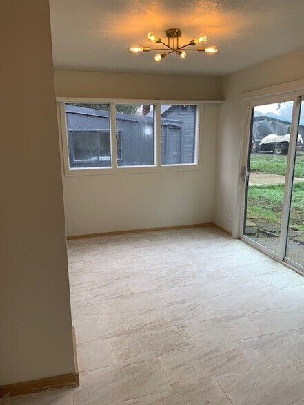 Dinning Room - 3335 Coburg Rd