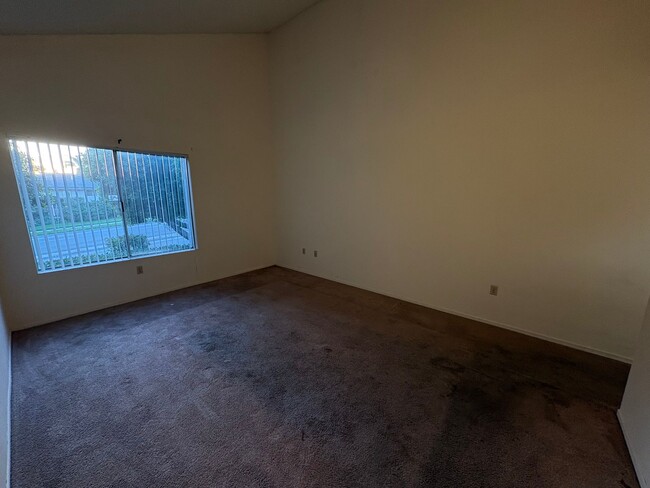 Building Photo - Villa Martinique Town Home!