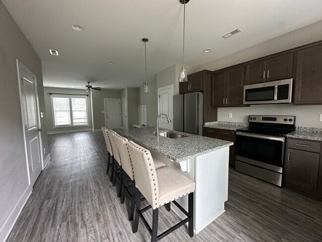 Building Photo - Spacious unit in English Commons! Close to...