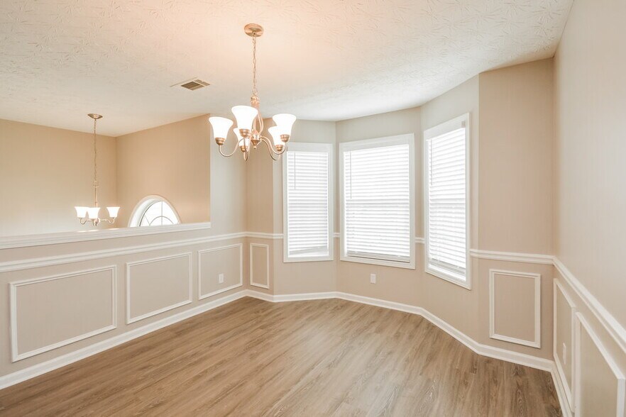 Building Photo - 195 Trelawney Dr