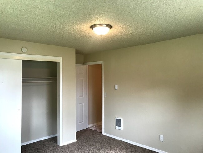 Building Photo - 334 S 3rd St