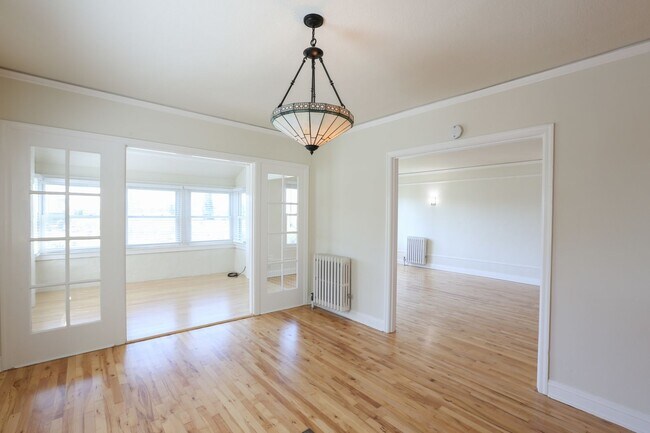 Building Photo - OPEN HOUSE: Sunday (1/11) 12:45pm-1:15pm. Top Floor 2BR/2BA apartment with sweeping views of Lake...