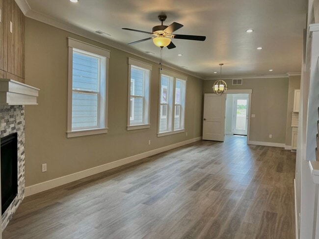 Building Photo - 4 Bedroom 3 Bath New Star Development