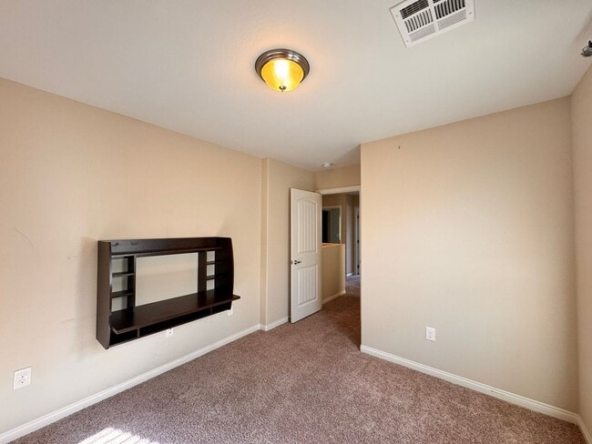 Building Photo - Beautifu 2 Story 4 bedrooms 2.5 baths located in Mountain Edge Southwest